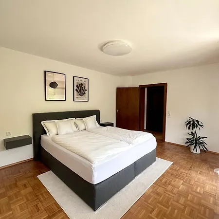 Holiday home Privates Mit Pool & Whirlpool Zentral In