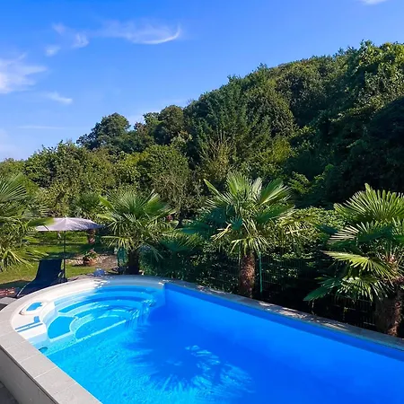 Privates Mit Pool & Whirlpool Zentral In