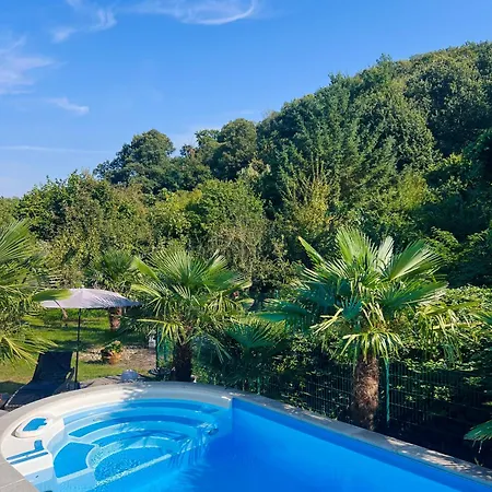 Privates Mit Pool & Whirlpool In