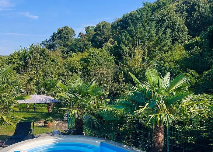 Privates Mit Pool & Whirlpool In